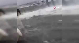 Bursa'da pes dedirten anlar: Motosikletliyle çarpıştı, ilk işi aracına bakmak oldu