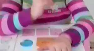 küçük melek dersini okuyor