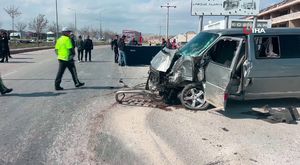 Hatay'da istinat duvarına çarparak dereye düşen otomobil kamerada