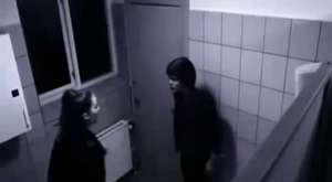 Tuvalette Kız İstediğini Alamayınca Çocuğu Dövüyor