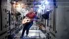 Uzayda çekilen ilk klip / Chris Hadfield - Space Oddity 