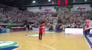 Karşıyaka Arena Alman Basketçiler Muhteşem taraftarımıza saygılarını gösteriyor