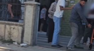 ESENYURT'TA İKİ AİLE BİRBİRİNE GİRDİ: SOPALI KAVGA KAMERADA