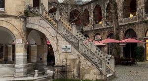 Trafikte 'çiğ köfteli' kadın trafik magandası!