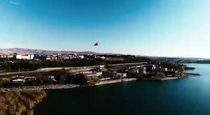 Başkan Şimşek, Gençlere Türk Bayrağı hediye etti