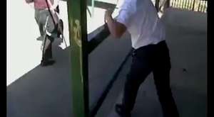 Video shock: donna si butta sotto un treno