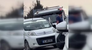 Motosikletlinin metrelerce sürüklendiği feci kaza kamerada