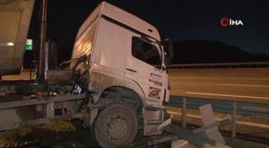 Mardin'de devrilen tırın sürücüsü yaralandı