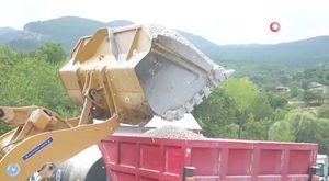 Bursa'da 3 katlı binanın çatı katı alevlere teslim oldu
