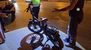 Bursa'da bariyere çarpan aracın motoru yola savruldu