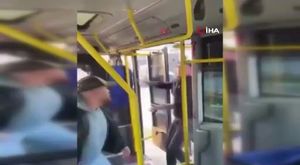 Kamyonete çarpan motosikletli ve arkadaşı böyle savruldu