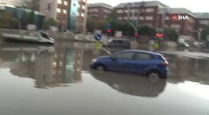 Arnavutköy ve Başakşehir'i sağanak vurdu! Heryeri su bastı, arabalar yollarda sürüklendi