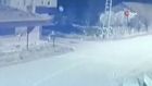 Mahalleye inen aç kurtlar, dışarıda unutulan ineği telef etti!