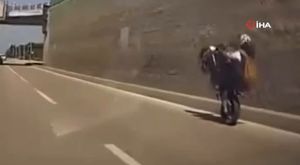 10 kilometre kaçtı, ehliyetsiz çıktı...Gençlerin suç pazarlığı kamerada