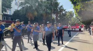 Adana'da genç kızlar tekme ve yumruklarla kavga etti