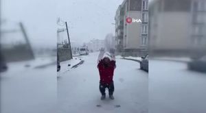 Uludağ'da kış uykusuna yatamayan ayılar yemek aramaya çıktı