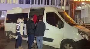 Bursa'da dereye uçan otomobilin sürücüsü burnu bile kanamadan kurtuldu!