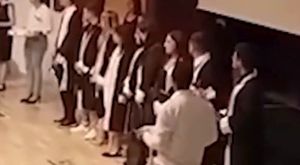 KOZMETİK MAĞAZASI AÇILIŞINDA İZDİHAM