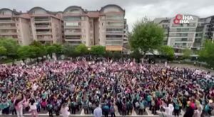 Kaza yapan arkadaşının başında 'ölme' diye feryat etti!