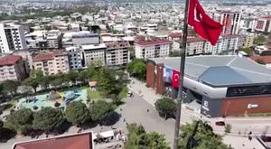 Bursa'da halk otobüsü ile motosiklet sürücüsünün yumruklu kavgası kamerada