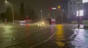 Bursa yolunda toprak kayması! Kayalar yola düştü