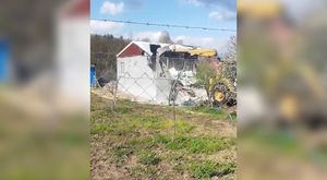 Bursa'da kontrolden çıkan otomobil ağaca çarptı, yaya son anda kurtuldu!