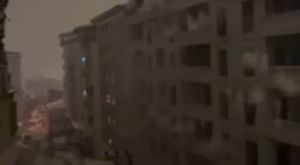 Öğrencinin üzerine kar kütlesi düştü!