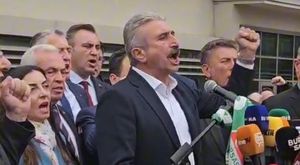 Dalgın sürücü hafif ticari aracıyla markete böyle daldı