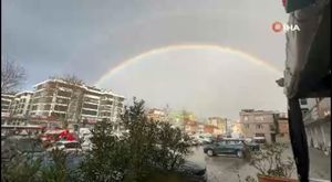 Çöp karıştırırken bulduğu bayrağı bakın ne yaptı