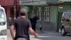Adana'da dilenci kadınların terlikli, çantalı 'yer' kavgası kamerada