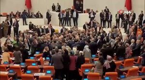 Yolu ortalamayınca kafa kafaya çarpıştılar