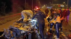 Bursa'da kontrolden çıkan araç durağa daldı