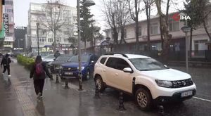 Edirne'de aniden bastıran sağanak yağış vatandaşlara zor anlar yaşattı