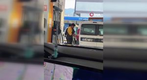 Edinilen bilgiye göre, Beşevler Mahallesi'nde bir akaryakıt istasyonunda film sahnelerini aratmayan anlar yaşandı. Yakıt almak için istasyona giren otomobilin sürücüsü araçtan inip ödeme yapmaya girdi. Yakıt tabancası takılıyken kendi kendine hareket eden