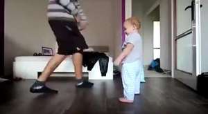 Babasıyla Hiphop Dansı Yapan Şirin Bebek :)