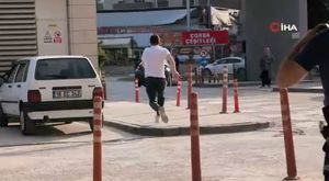 Kamyonete çarpan motosikletli ve arkadaşı böyle savruldu