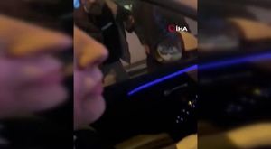 Kamyonete çarpan motosikletli ve arkadaşı böyle savruldu