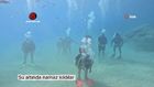 DALGIÇLAR SU ALTINDA NAMAZ KILIP GÖRÜNTÜLERİNİ PAYLAŞTI