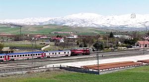 İstinat duvarına çarpan et yüklü kamyon kağıt gibi ezildi!