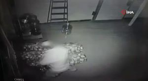 Bursa'da esrarengiz ölüm...Evinin önünde silahla vurulmuş halde bulundu