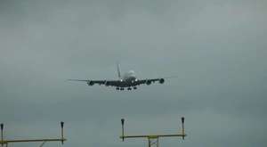 Dev Uçak Airbus A380 Yan Rüzgarla İniş Anı