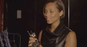 Alicia Keys -Award Presentation-Ödülü Sunum