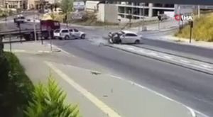 Kaza sonrası sürüklenen araçlar bebek arabası ve yayalara çarptı!