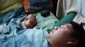 uykuda gülen bebek