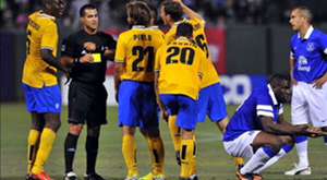 Tevez mostra la maglia numero 10 dalla sede della Juventus 