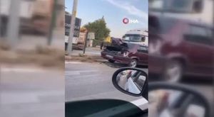 Bursa'da kamyonete çarpan motosikletli ve arkadaşı böyle savruldu