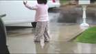 15 aylık bebeğin yağmurla tanışma anı