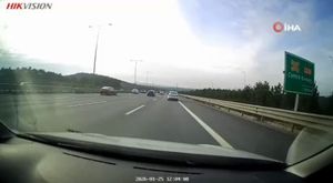 Tır ile servis minibüsünün çarpışma anı cep telefonu kamerasına yansıdı