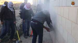 Filistinliler 'Ayrım Duvarı'nda delik açtı