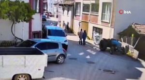 Bursa'da yemek arayan aç ayı konteyneri devirdi